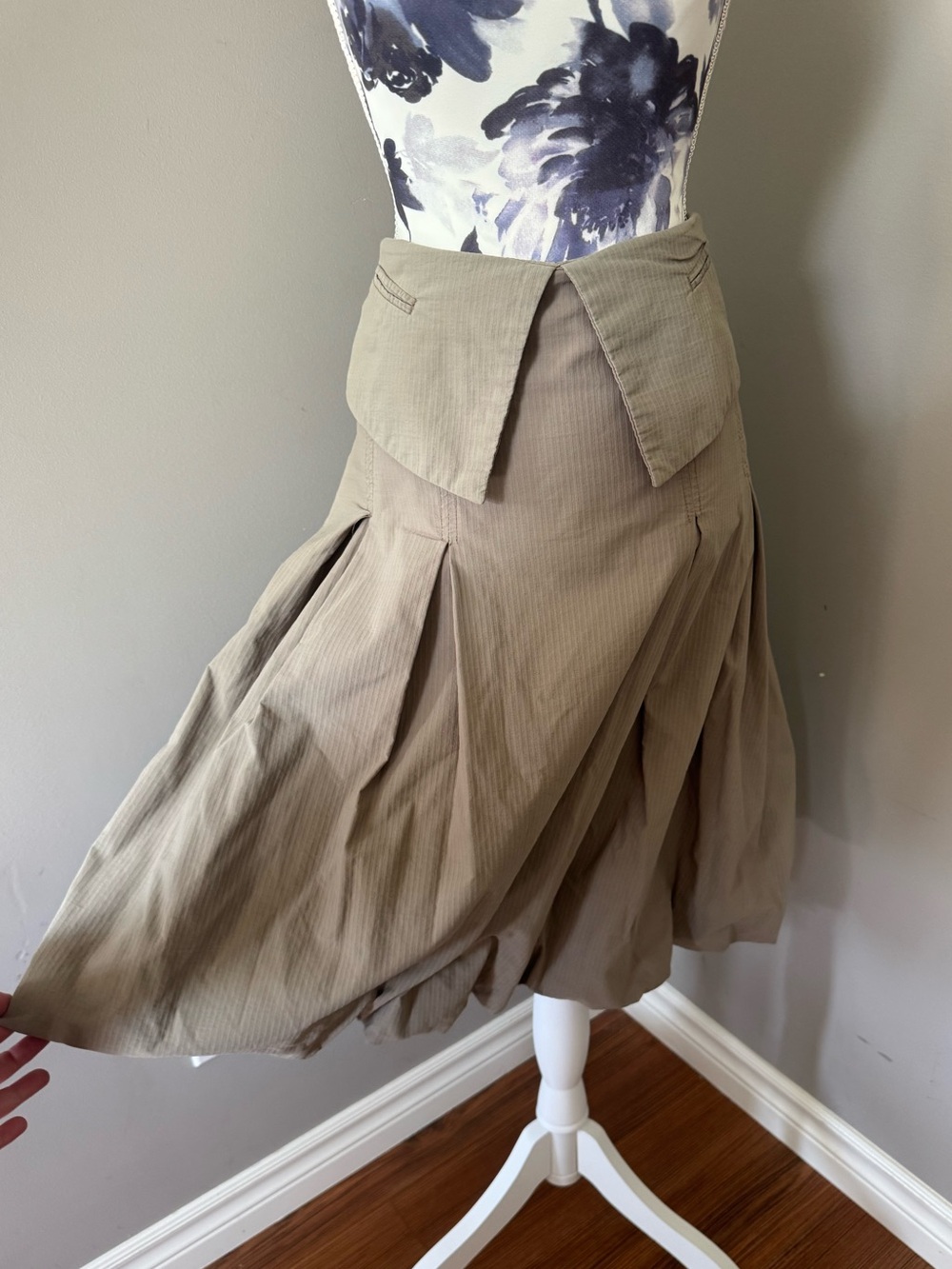 SUB.R High-Waist A-Line Bubble Hem Midi Skirt in Khaki - Picture 2 of 10